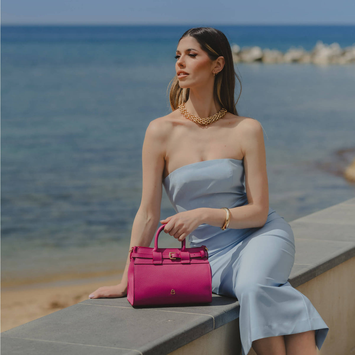 CLAIRE SMALL Borsa a Trapezio in pelle con cinturina e tracolla regolabile