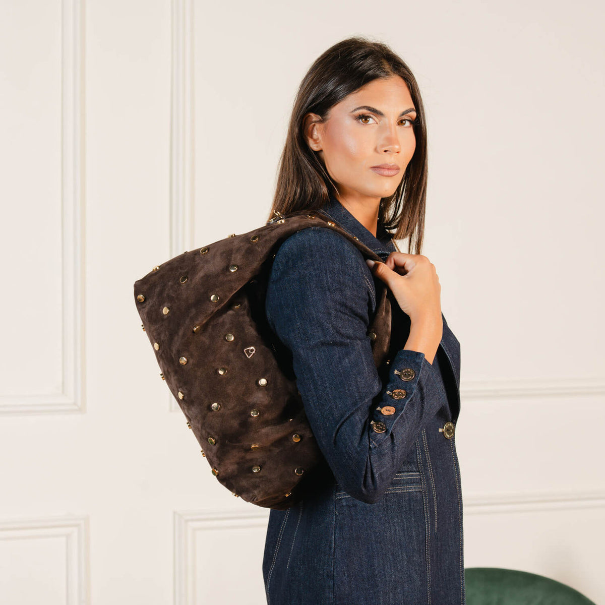 REBECCA Borsa a spalla in Suede con borchie e tracolla in pelle regolabile